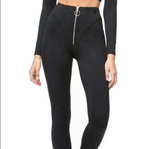 Good American Black The Warrior Zip 7/8 Leggings in a Size 1.